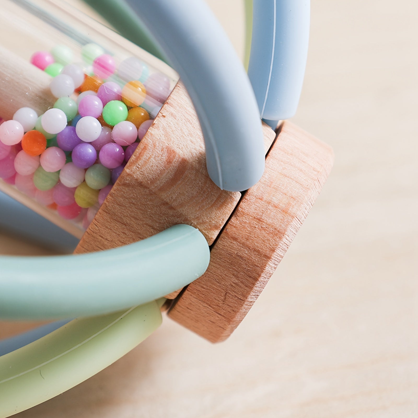 Houten en Silicone Bol Rammelaar: Kleurrijke Zandloper voor Baby's - Perfect voor Kerstmis, Halloween, Thanksgiving en Verjaardagscadeaus