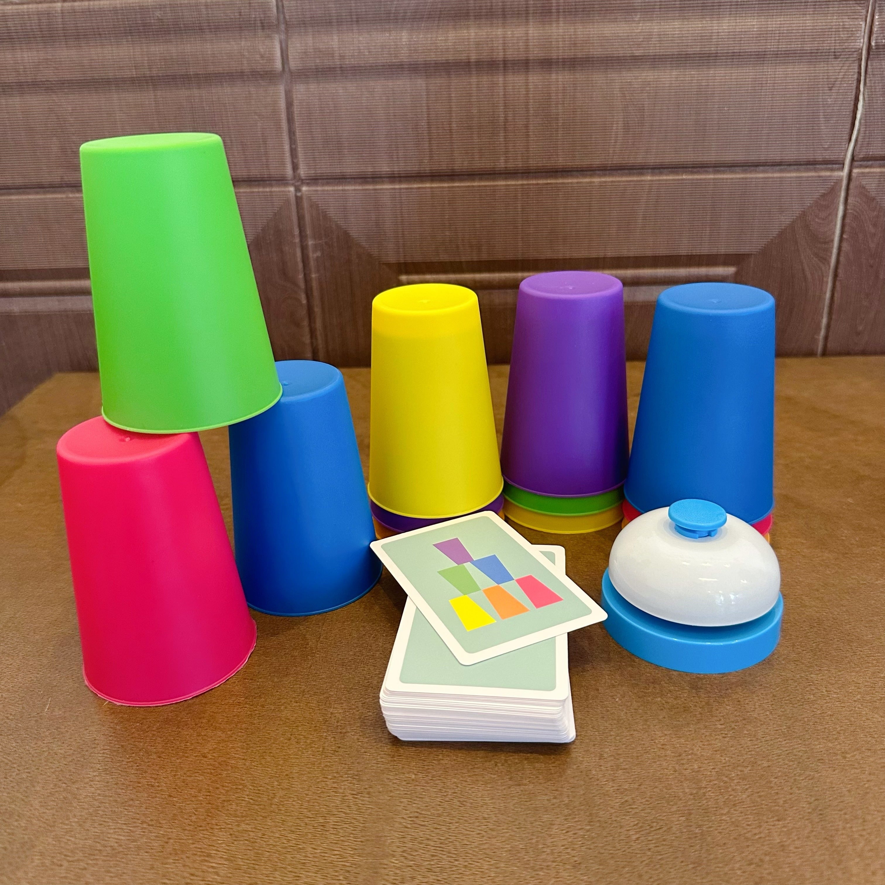 Snel Stapelbekers Spel voor Kinderen en Familie - Competitie Gezelschapsspel met Kaarten en Bel voor Jongens en Meisjes vanaf 3 Jaar - Reactiespel voor Feestjes