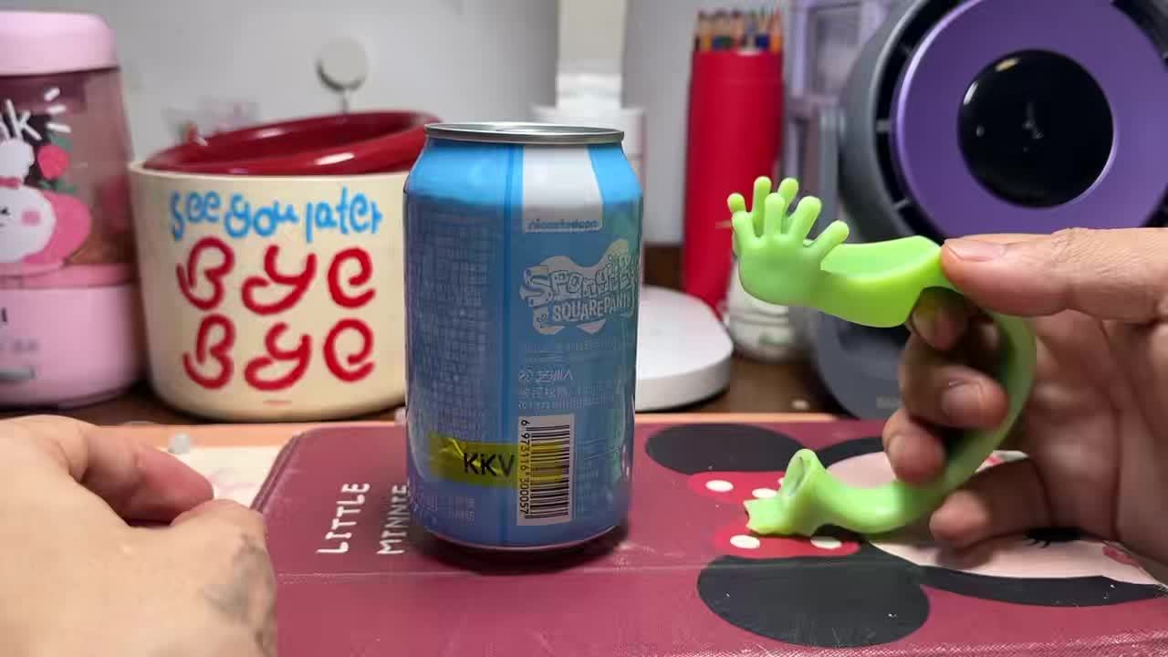 2 Stuks Blikjeshouder met Handvat voor Bier en Frisdrank - Stevige Drink Gadget voor Volwassenen, Mannen en Vrouwen - Ideaal voor Feestjes, BBQ en Camping