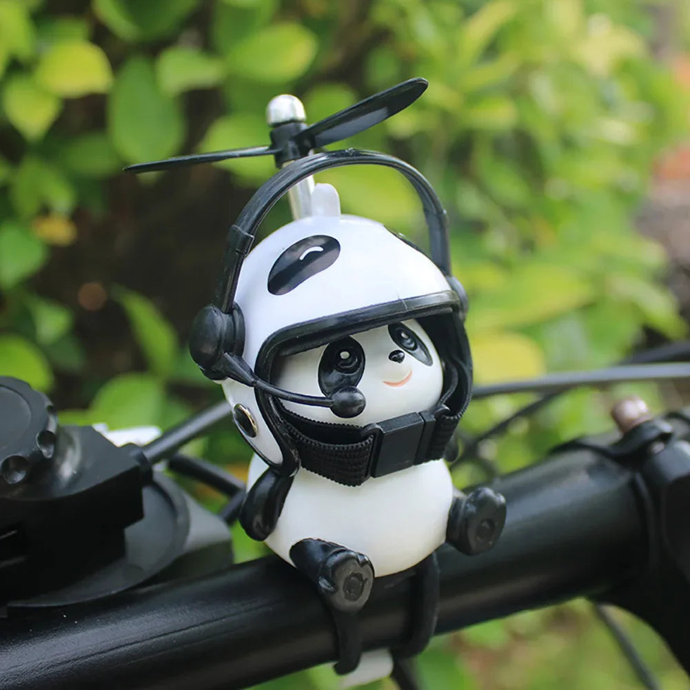 Schattige Panda Cartoon met Helm en Luchtprop Ornamenten | Speelgoed Motorfiets Stuurdecoratie voor Fiets en Elektrisch Rijgerei Accessoires