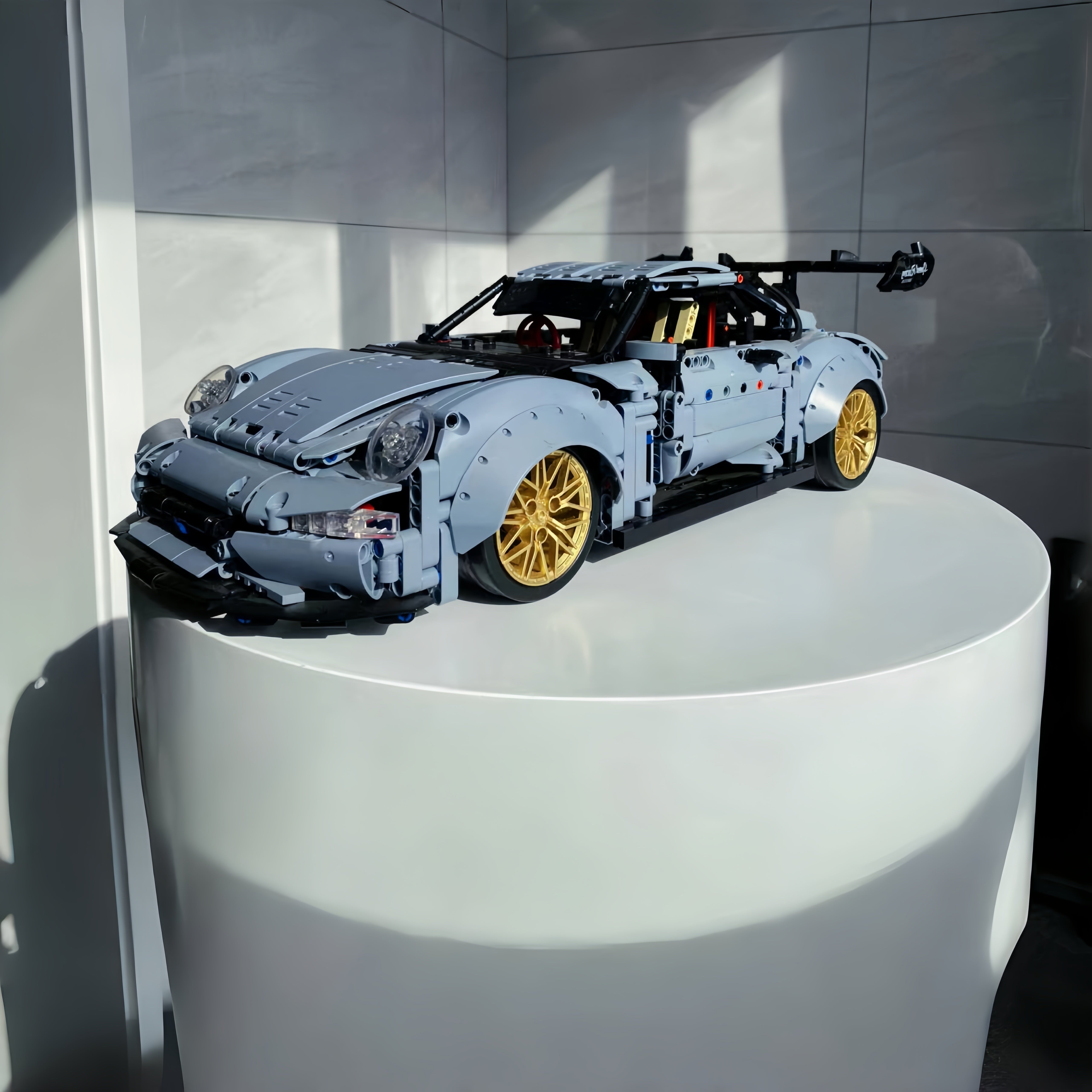 2100-delige blauwe raceauto bouwset - Compatibel met grote merken, ideaal voor volwassenen als cadeau voor Kerstmis, Halloween of verjaardagen.