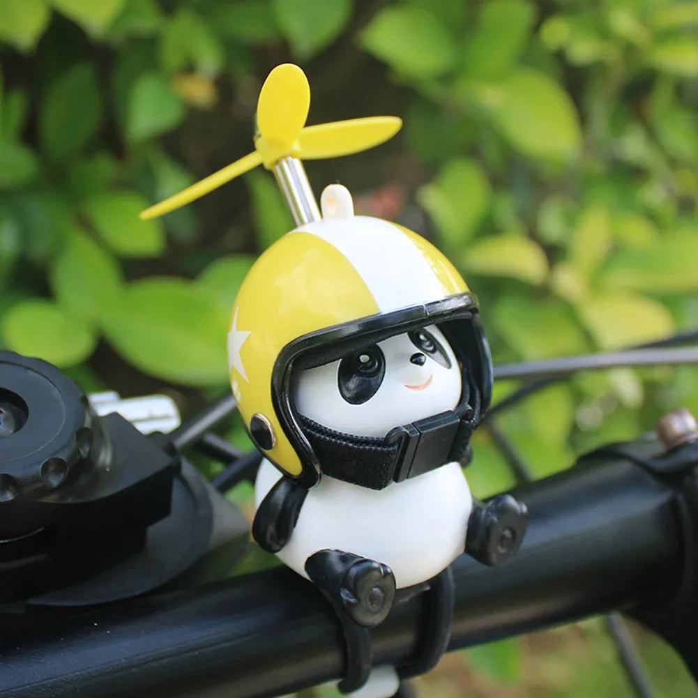 Schattige Panda Cartoon met Helm en Luchtprop Ornamenten | Speelgoed Motorfiets Stuurdecoratie voor Fiets en Elektrisch Rijgerei Accessoires