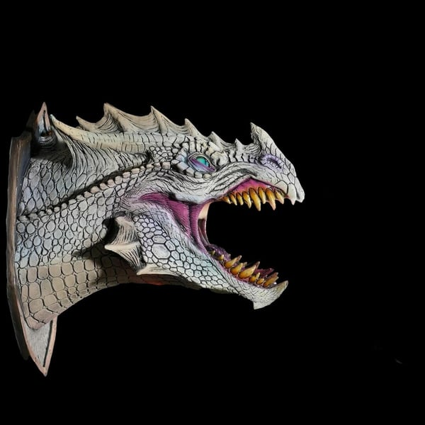 Epische Drakenkop Muurdecoratie met Rook en LED Vuur - Handgemaakt Fantasy Kunstwerk voor aan de Muur - Uniek Cadeau voor DND en Fantasy Liefhebbers