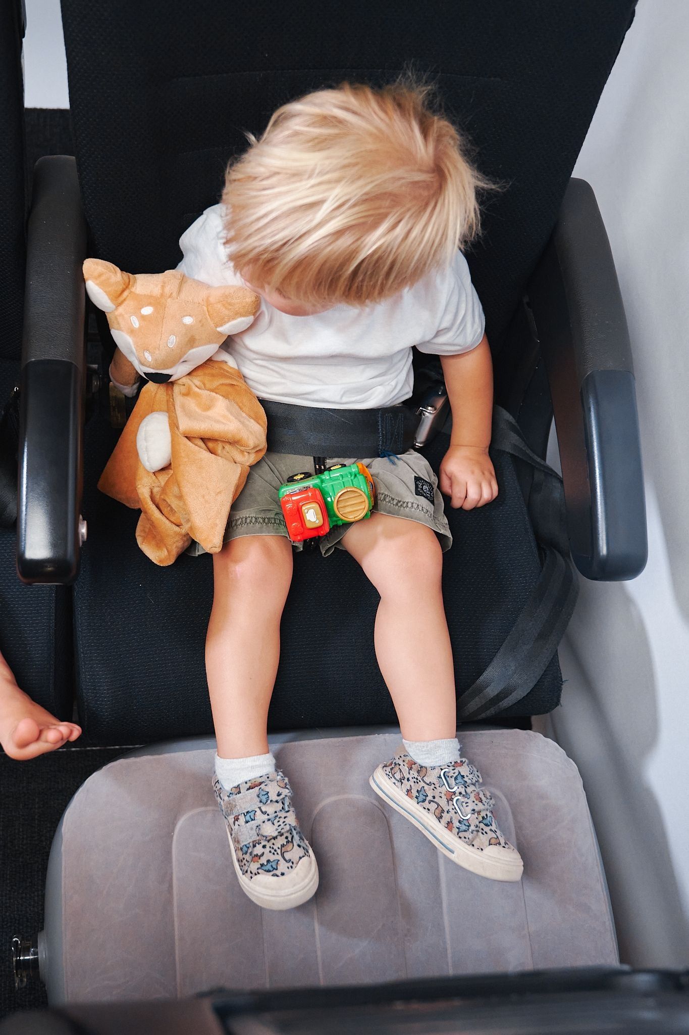 CloudNest Reiskussen voor Kinderen – Opblaasbare neksupport voor vliegtuig en auto